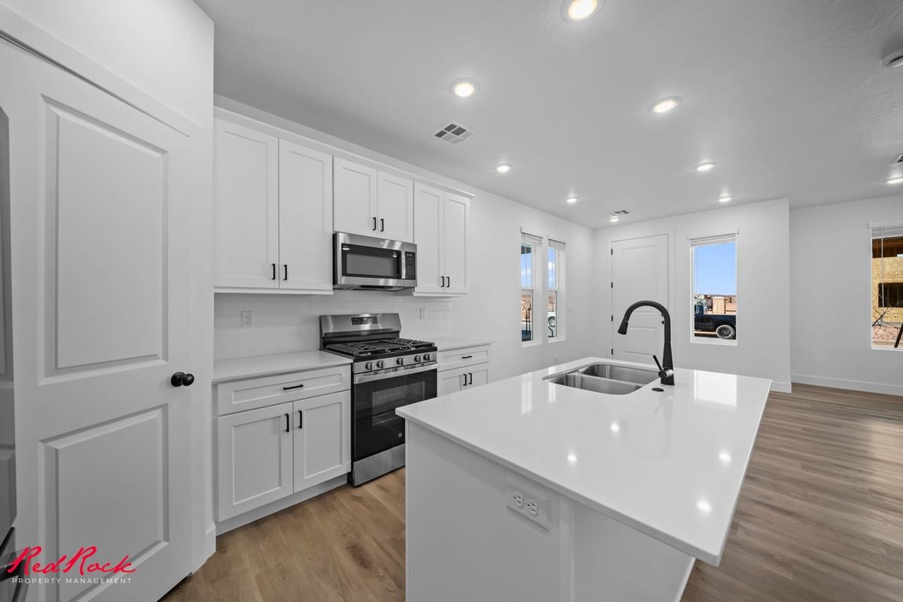 897 W Boxthorn Dr - Photo 2 of 40