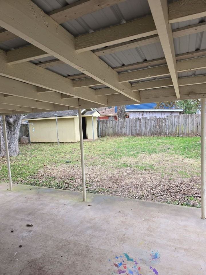 1205 Pecan Ln - Photo 2 of 15