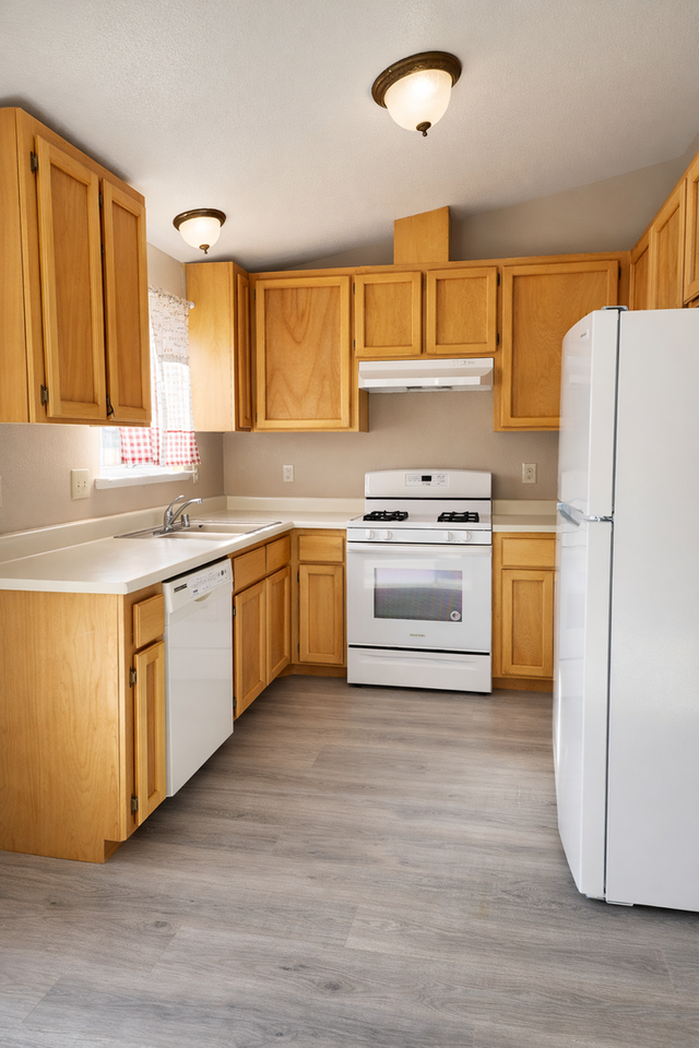 935 Kennedy Dr - Photo 2 of 9