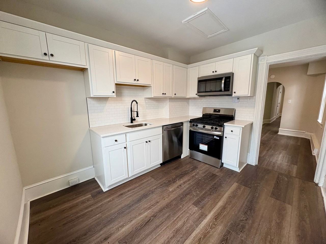 320 S Ann St - Photo 5 of 36