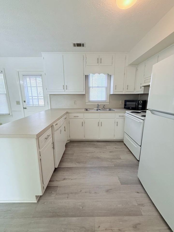 4071 Hidden Hollow Dr #B - Photo 5 of 14