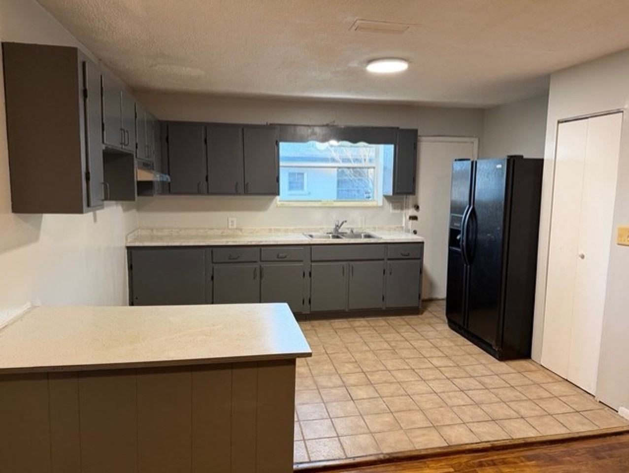 1727 Campus St - Photo 5 of 13