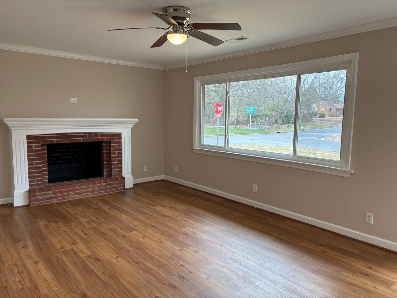 1133 Oakdale St - Photo 2 of 25