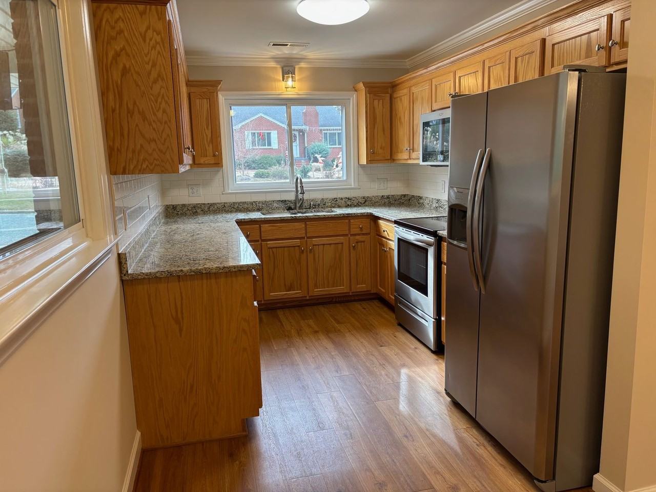 1133 Oakdale St - Photo 4 of 25