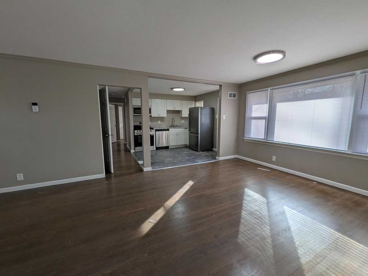 10043 Hedge Dr - Photo 3 of 15