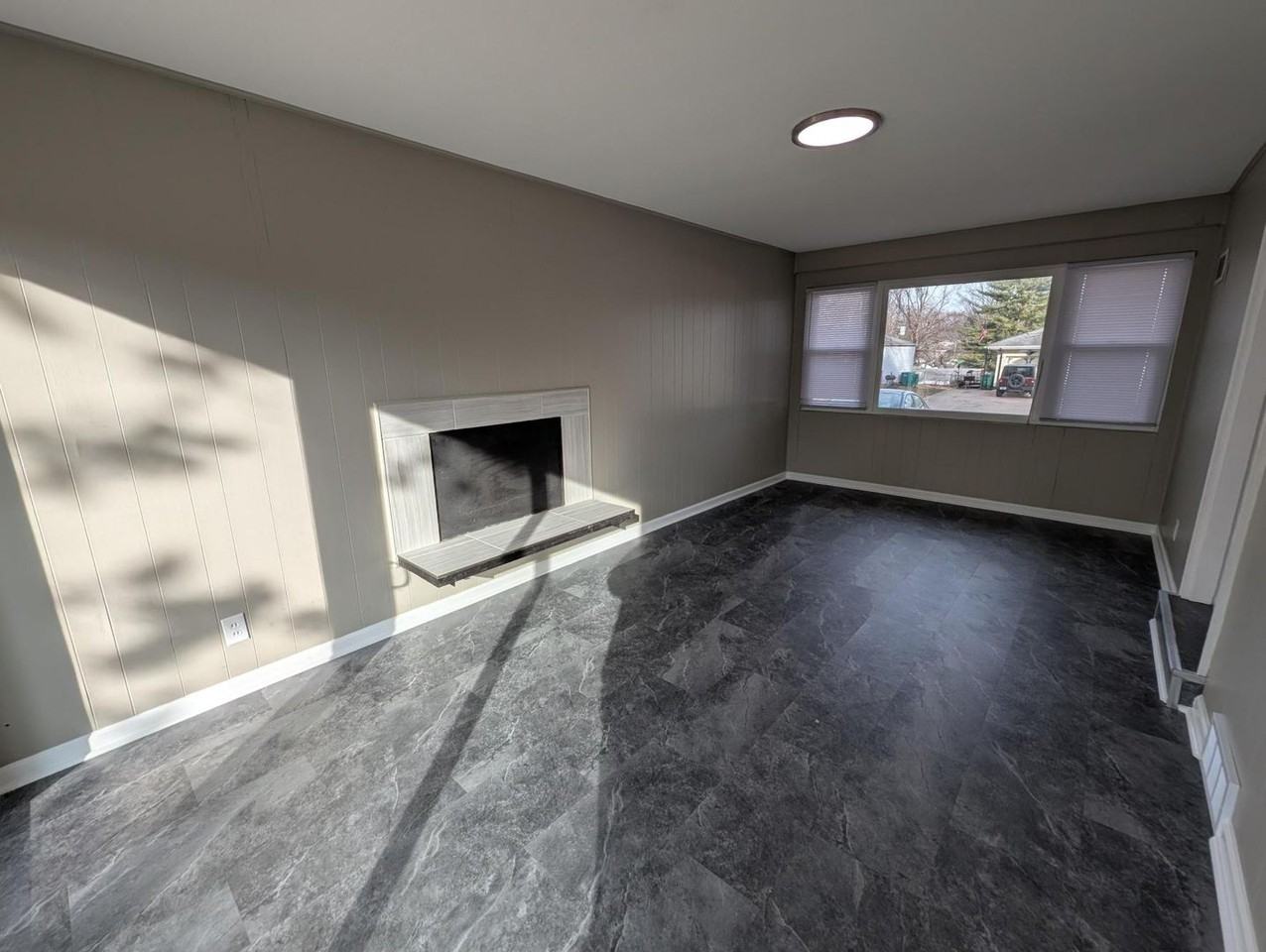 10043 Hedge Dr - Photo 4 of 15