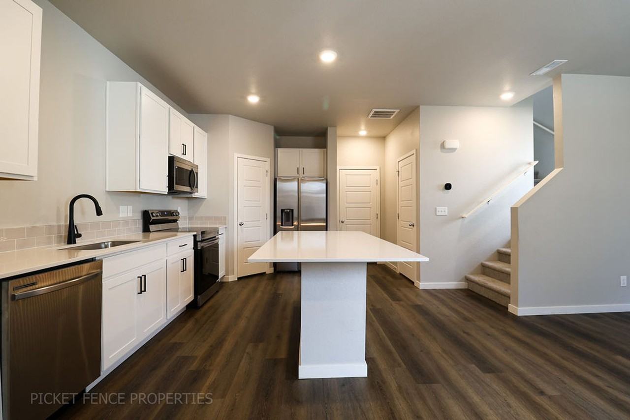 307 Penguin St - Photo 2 of 43