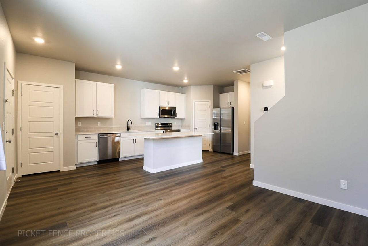 307 Penguin St - Photo 5 of 43