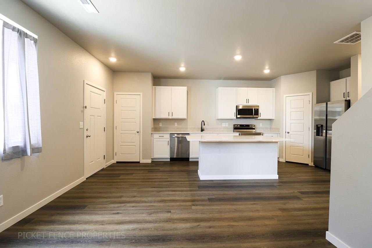 307 Penguin St - Photo 6 of 43