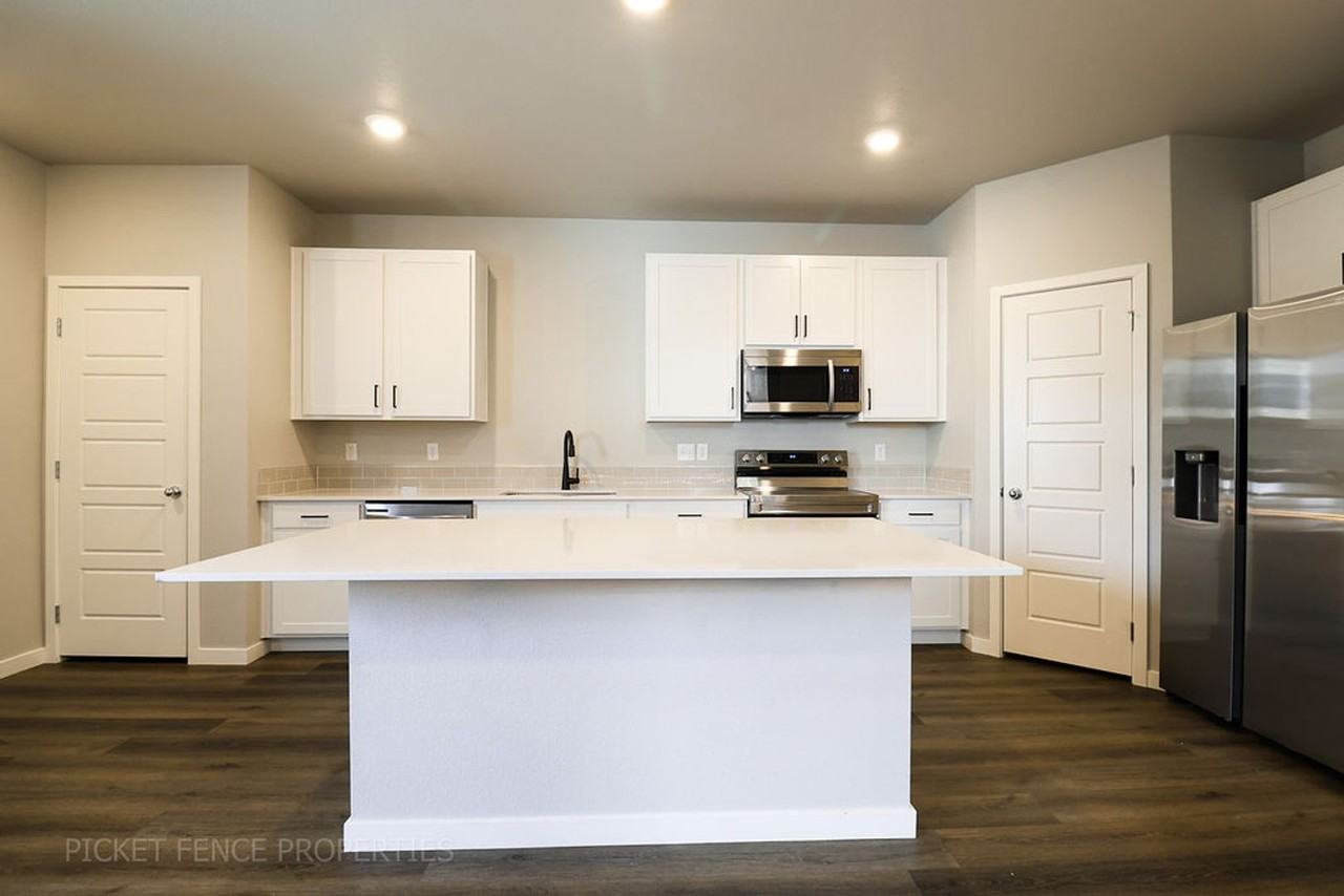 307 Penguin St - Photo 7 of 43