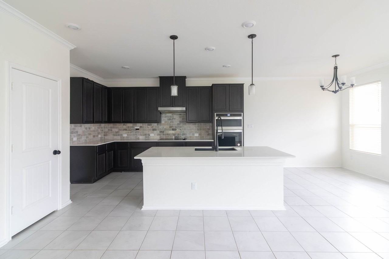 1131 Aronia Ln - Photo 6 of 37