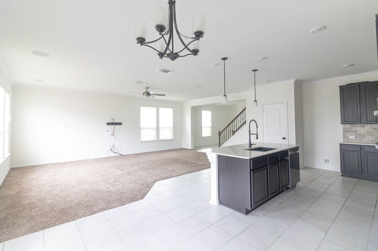 1131 Aronia Ln - Photo 7 of 37