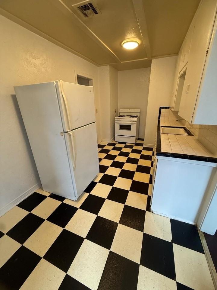 1120 Arkansas St - Photo 3 of 9