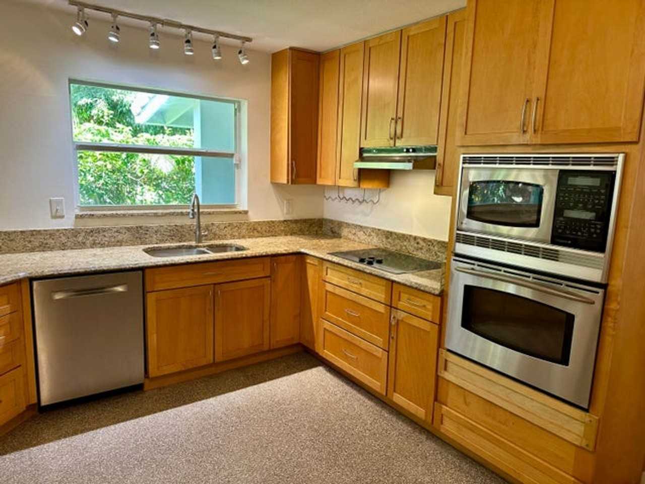 212 Kings Lynn - Photo 2 of 15