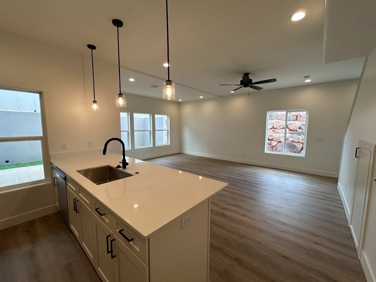1541 E Mead Ln - Photo 2 of 33