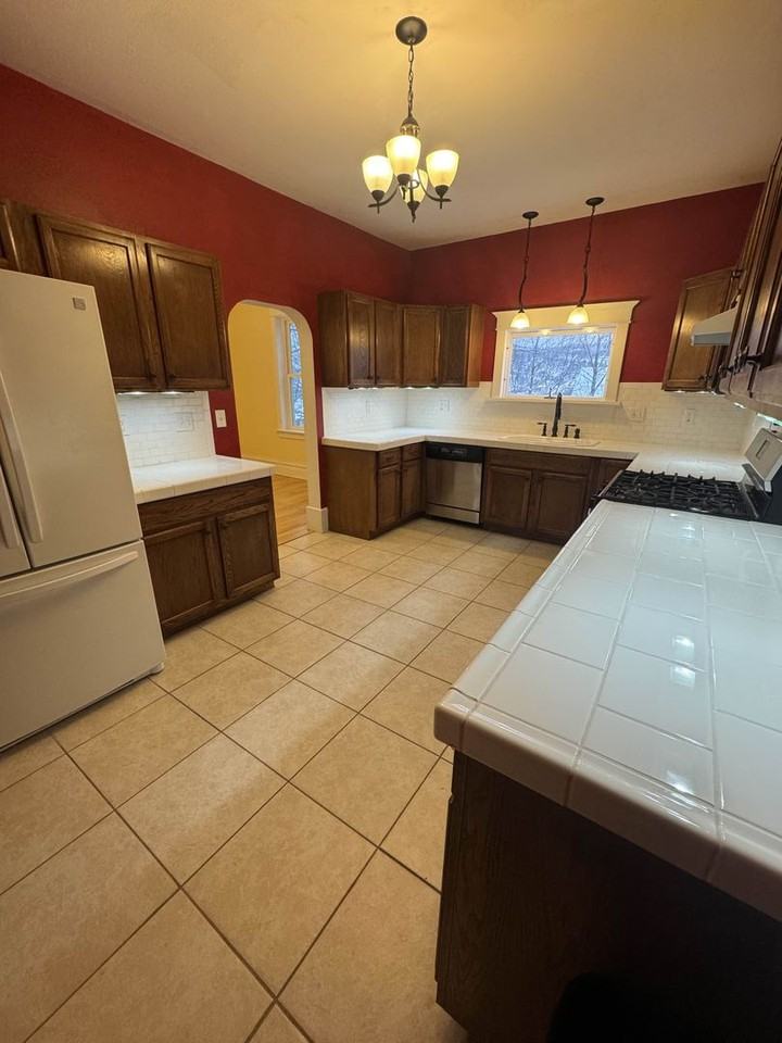 408 W Douglass Ave - Photo 4 of 26