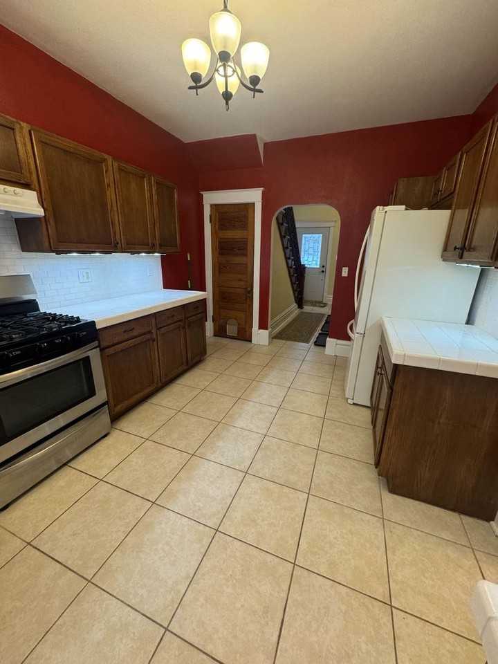 408 W Douglass Ave - Photo 5 of 26