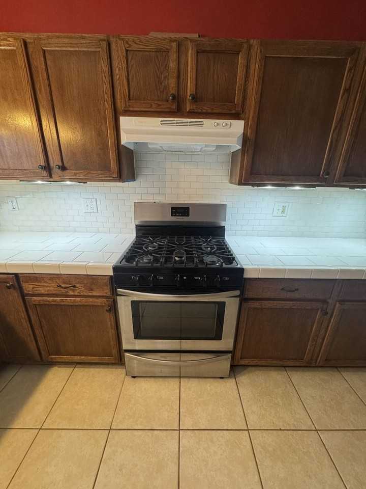 408 W Douglass Ave - Photo 6 of 26