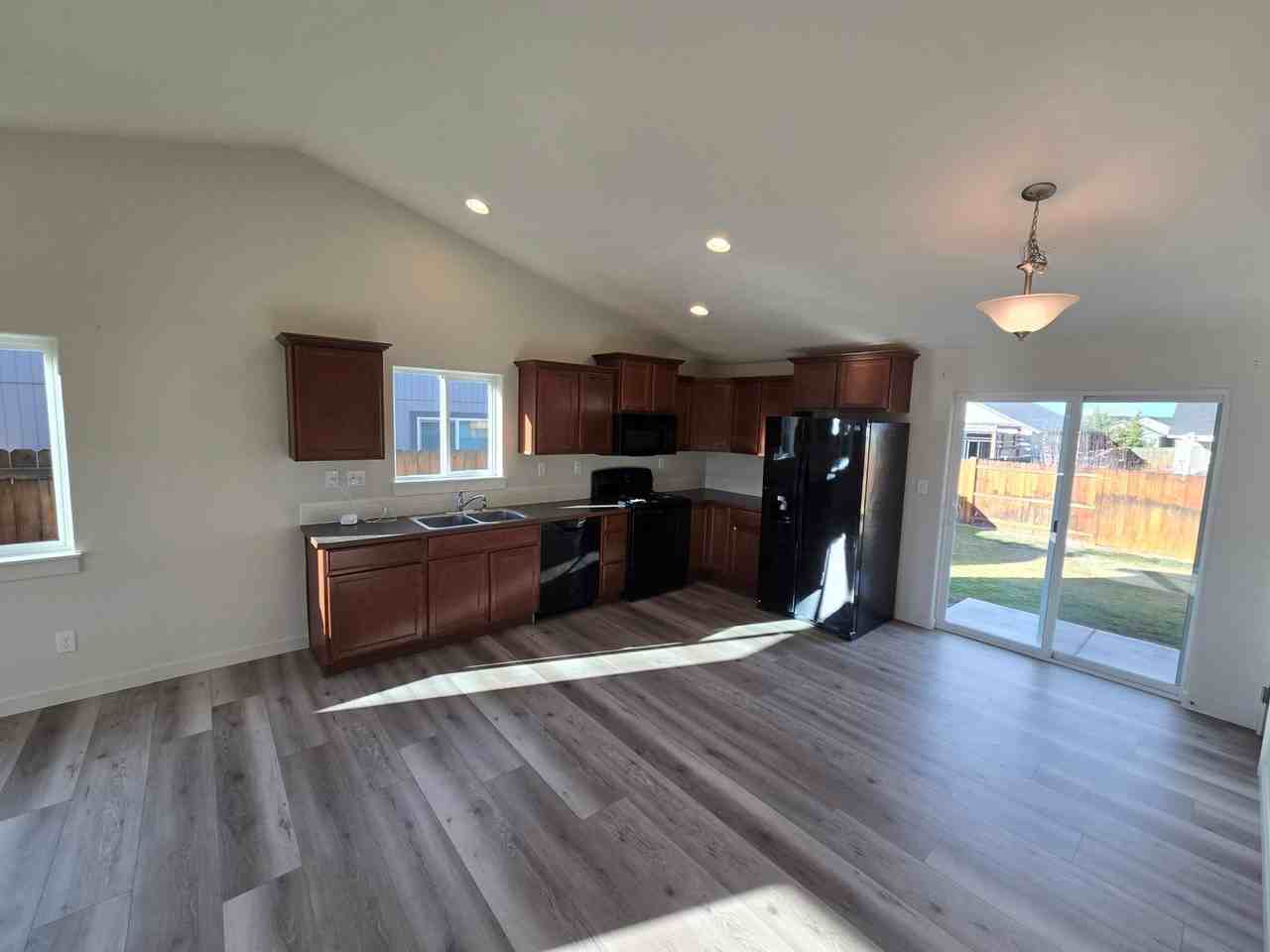 479 Ne Poplar Ln - Photo 6 of 17