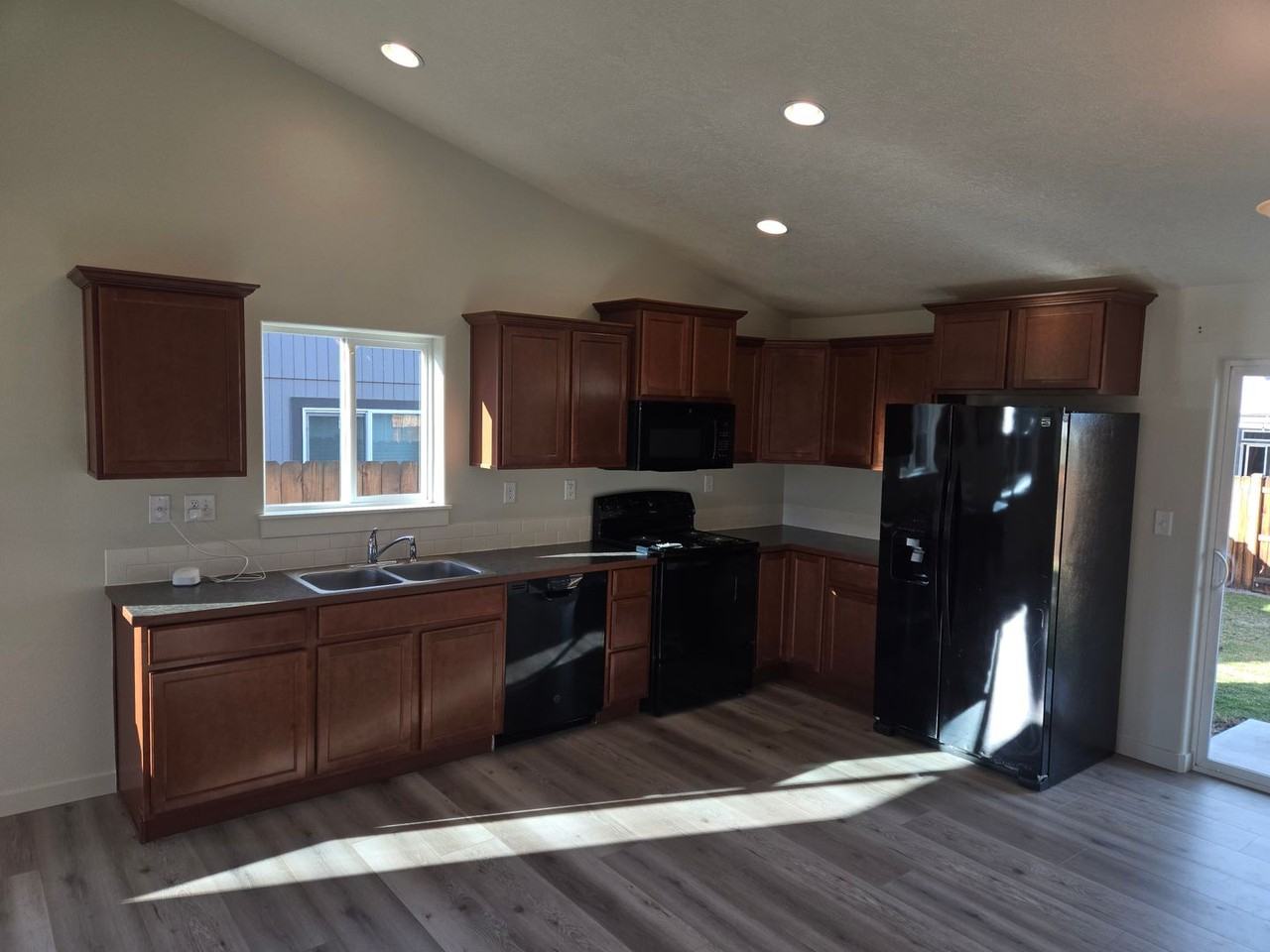 479 Ne Poplar Ln - Photo 7 of 17