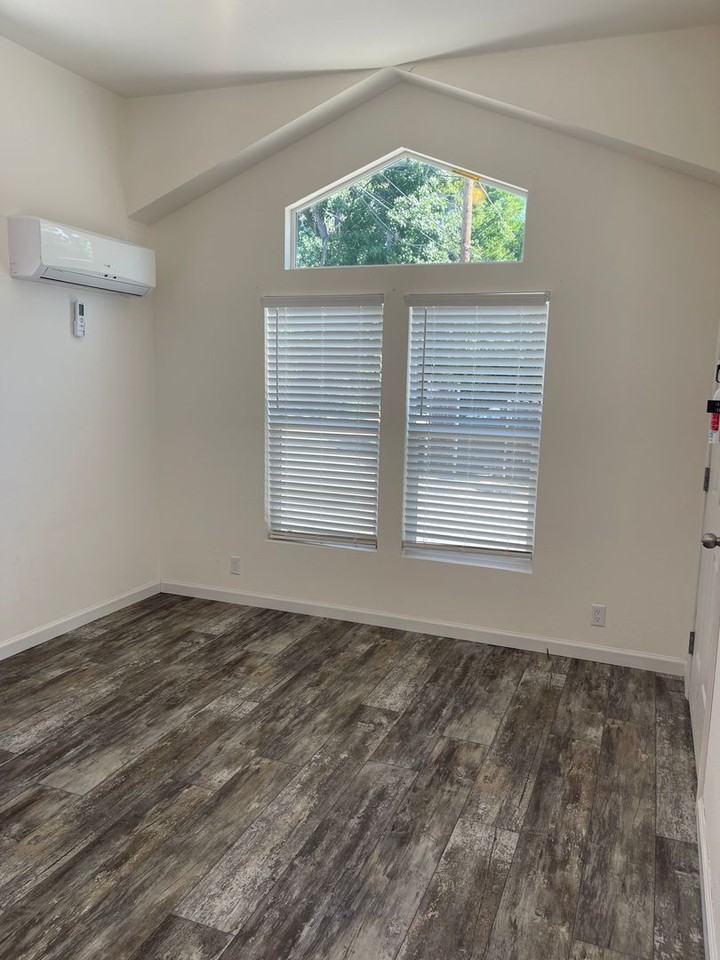 2646 Sharon Avenue - Photo 4 of 31