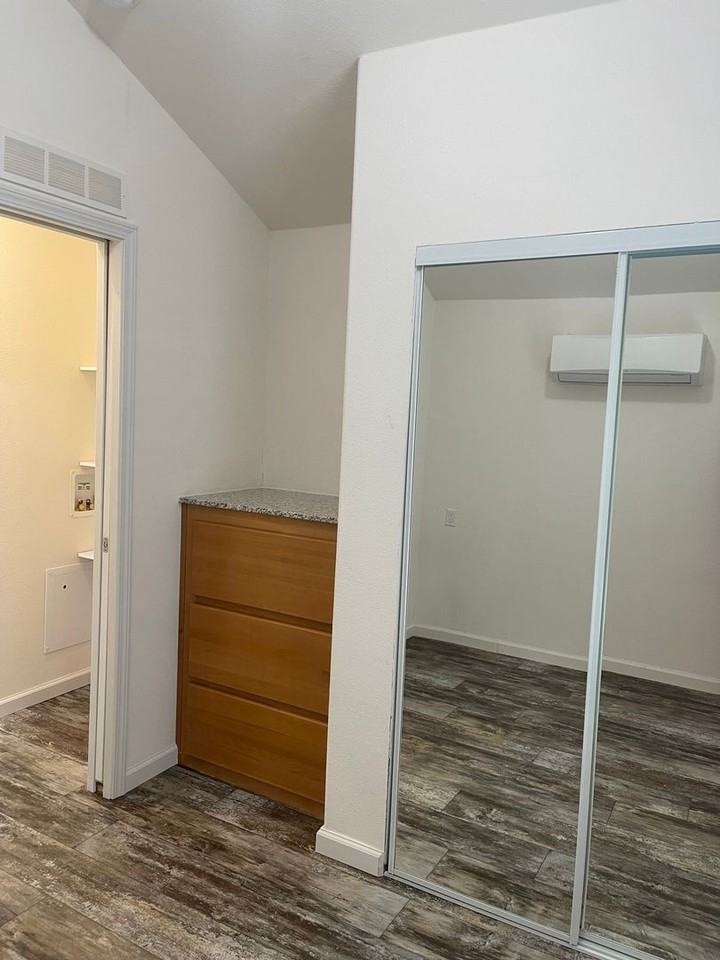 2646 Sharon Avenue - Photo 7 of 31