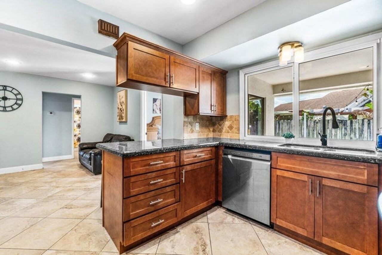 1352 Wyndcliff Dr - Photo 2 of 14