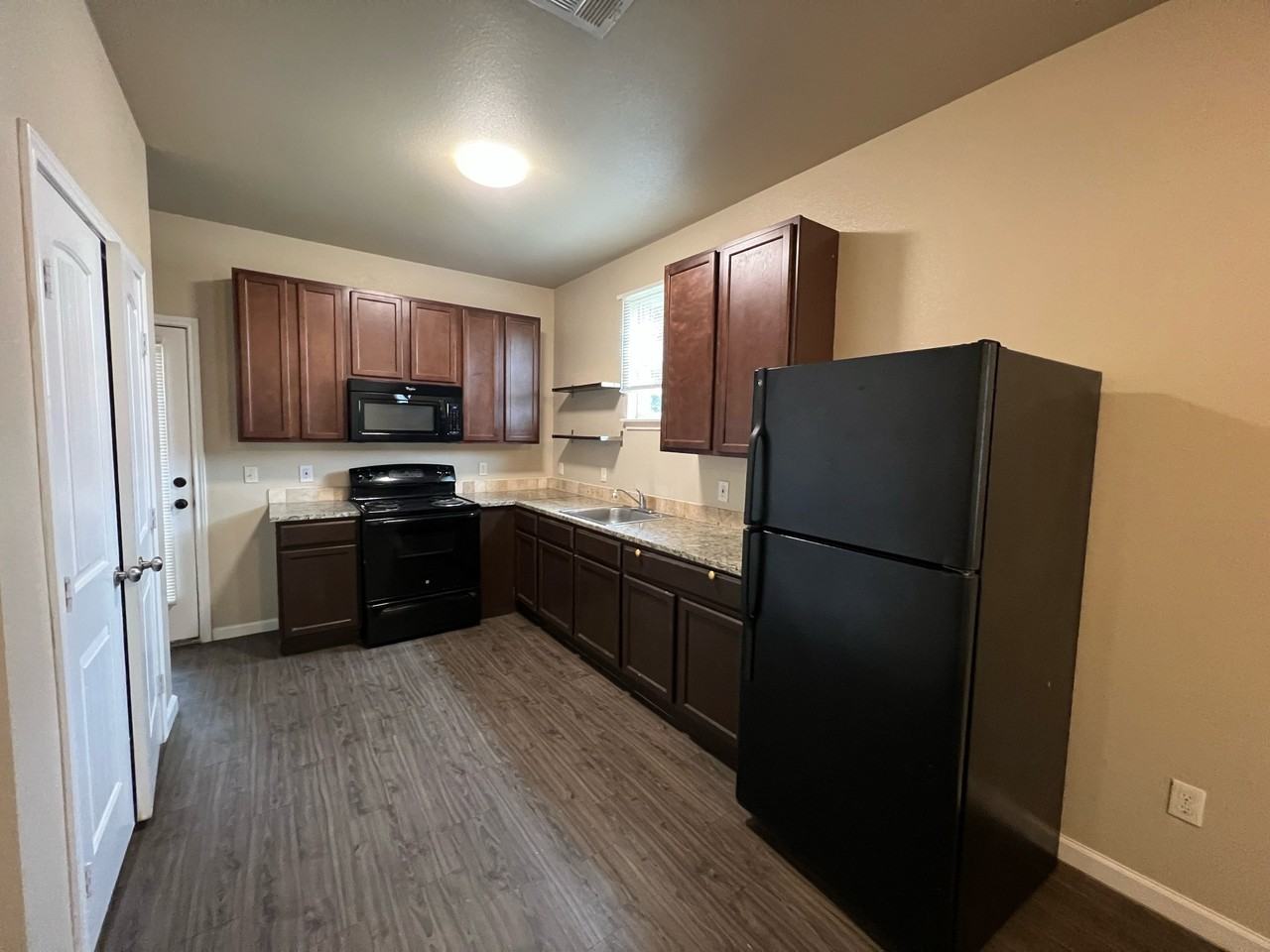 1015 Fir Ln - Photo 6 of 8