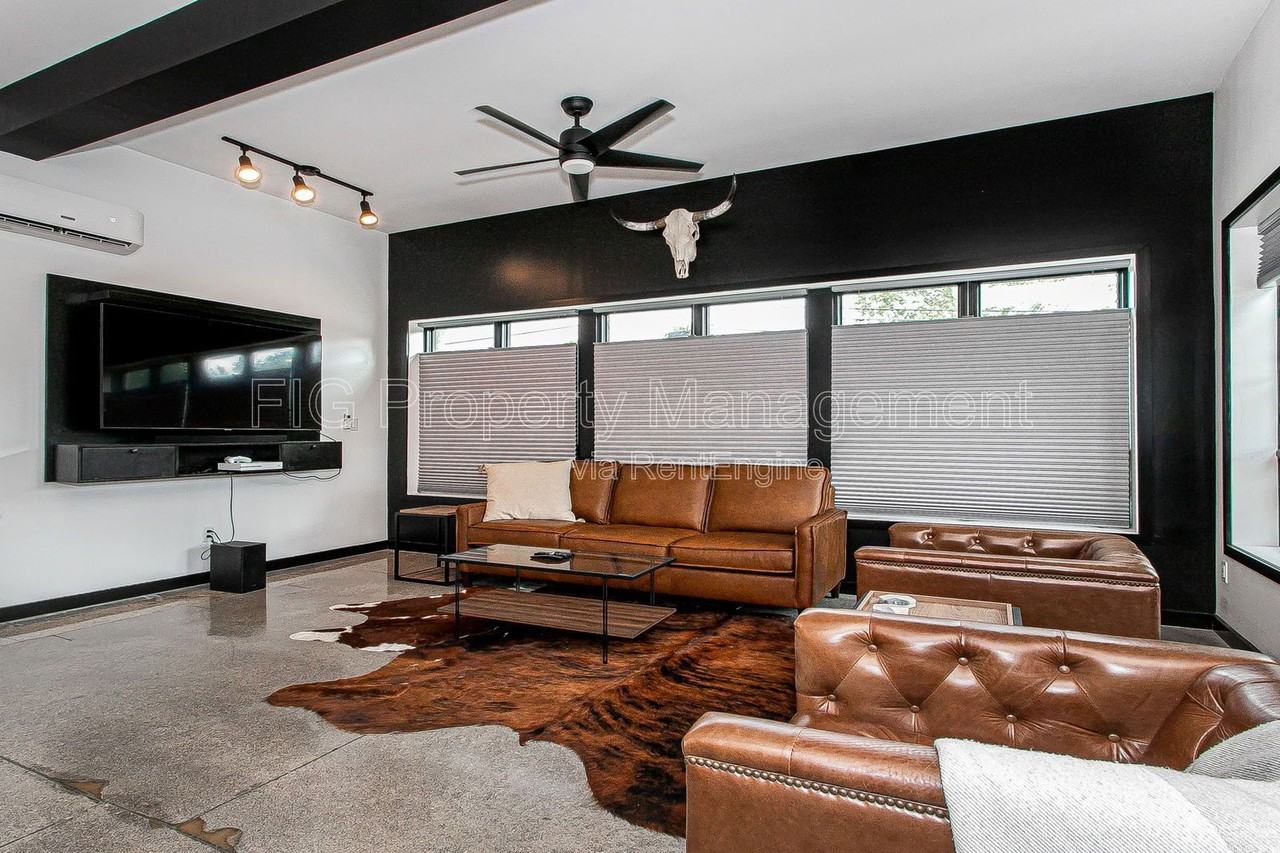 3415 N Broadway St #102 - Photo 3 of 50