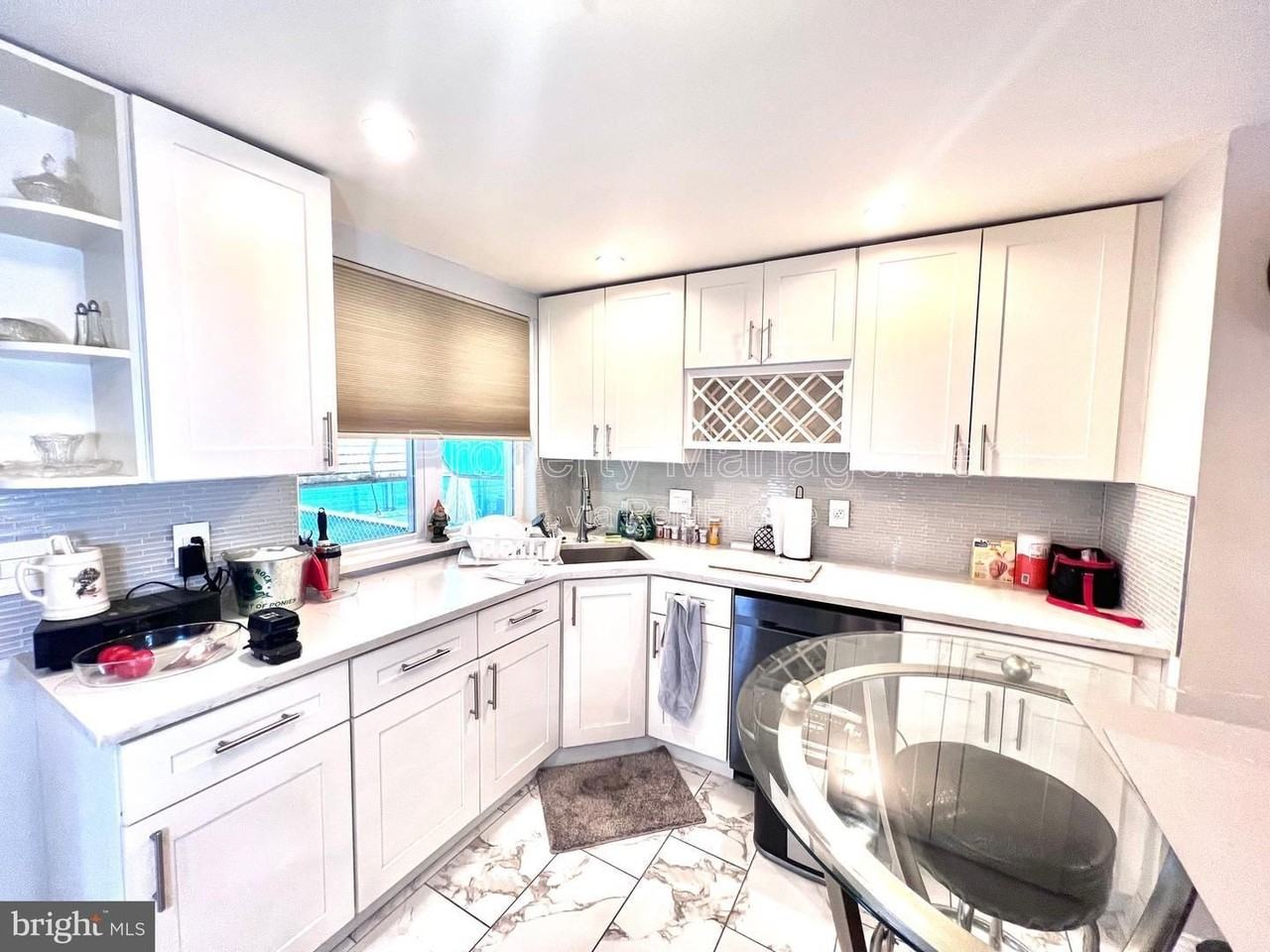 2830 Castor Ave - Photo 5 of 19