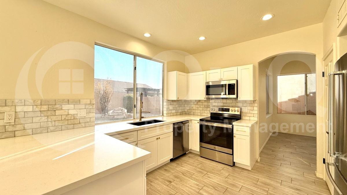 15421 S 16th Dr - Photo 5 of 30