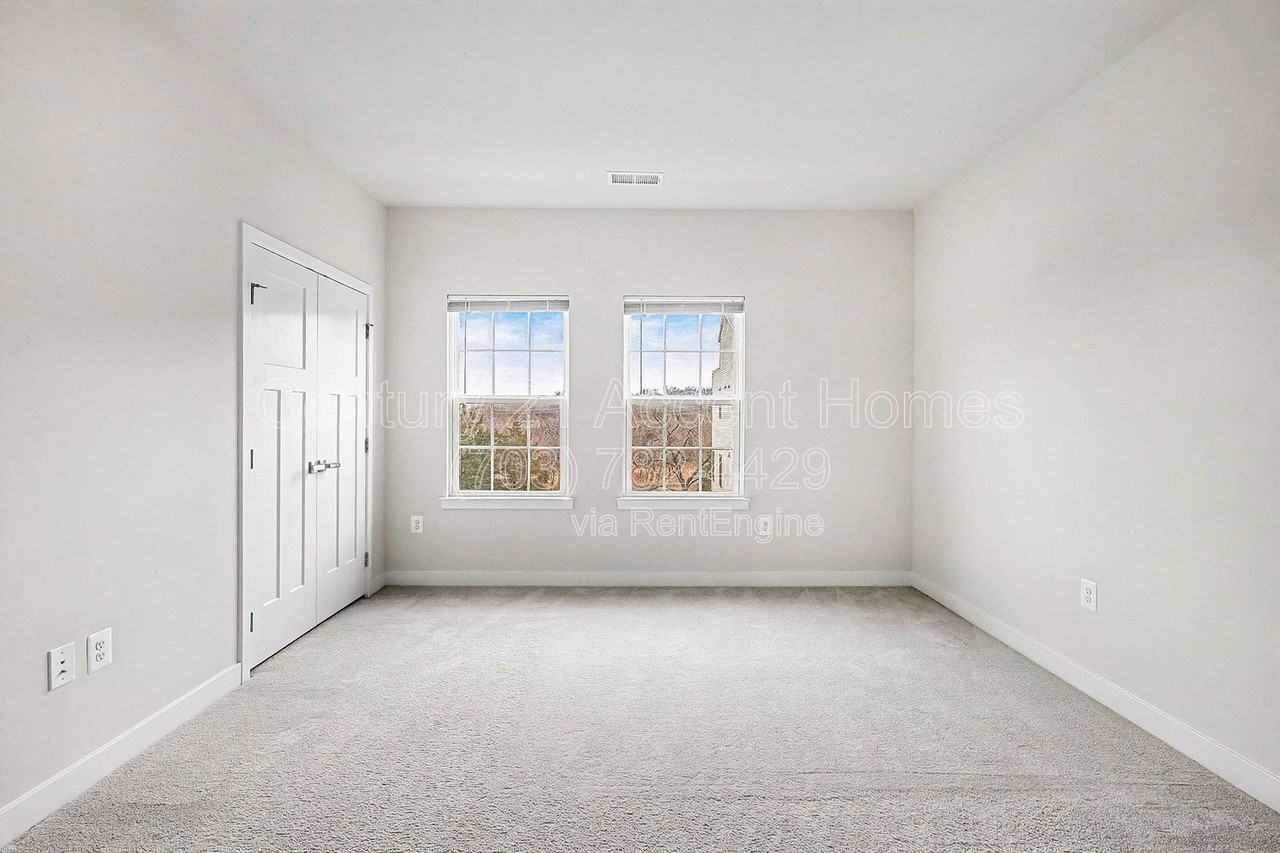 2654 Jetstream Rd - Photo 2 of 31