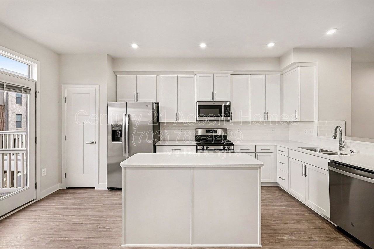 2654 Jetstream Rd - Photo 4 of 31