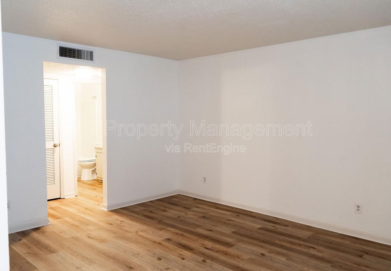 706 E Inskip Dr #4 - Photo 3 of 11