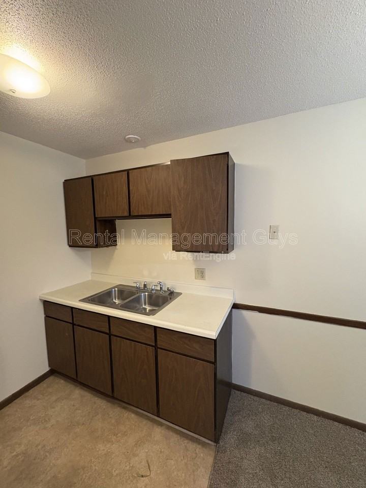 2112 44th Ave N #202 - Photo 3 of 9