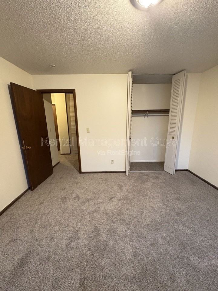 2112 44th Ave N #202 - Photo 6 of 9