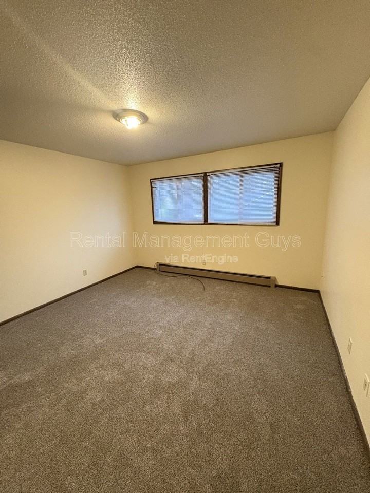 2112 44th Ave N #202 - Photo 7 of 9