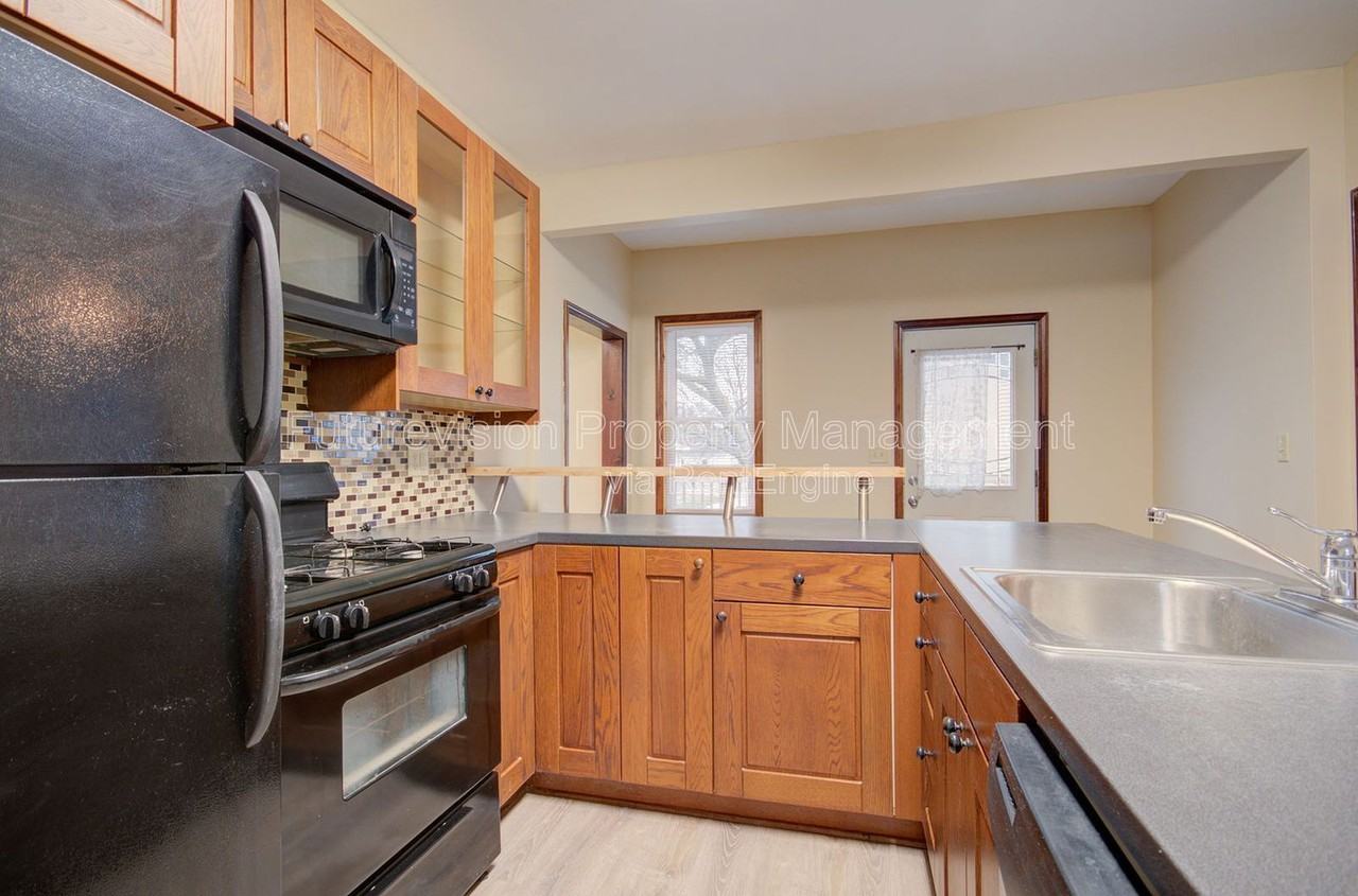 811 John St - Photo 4 of 16