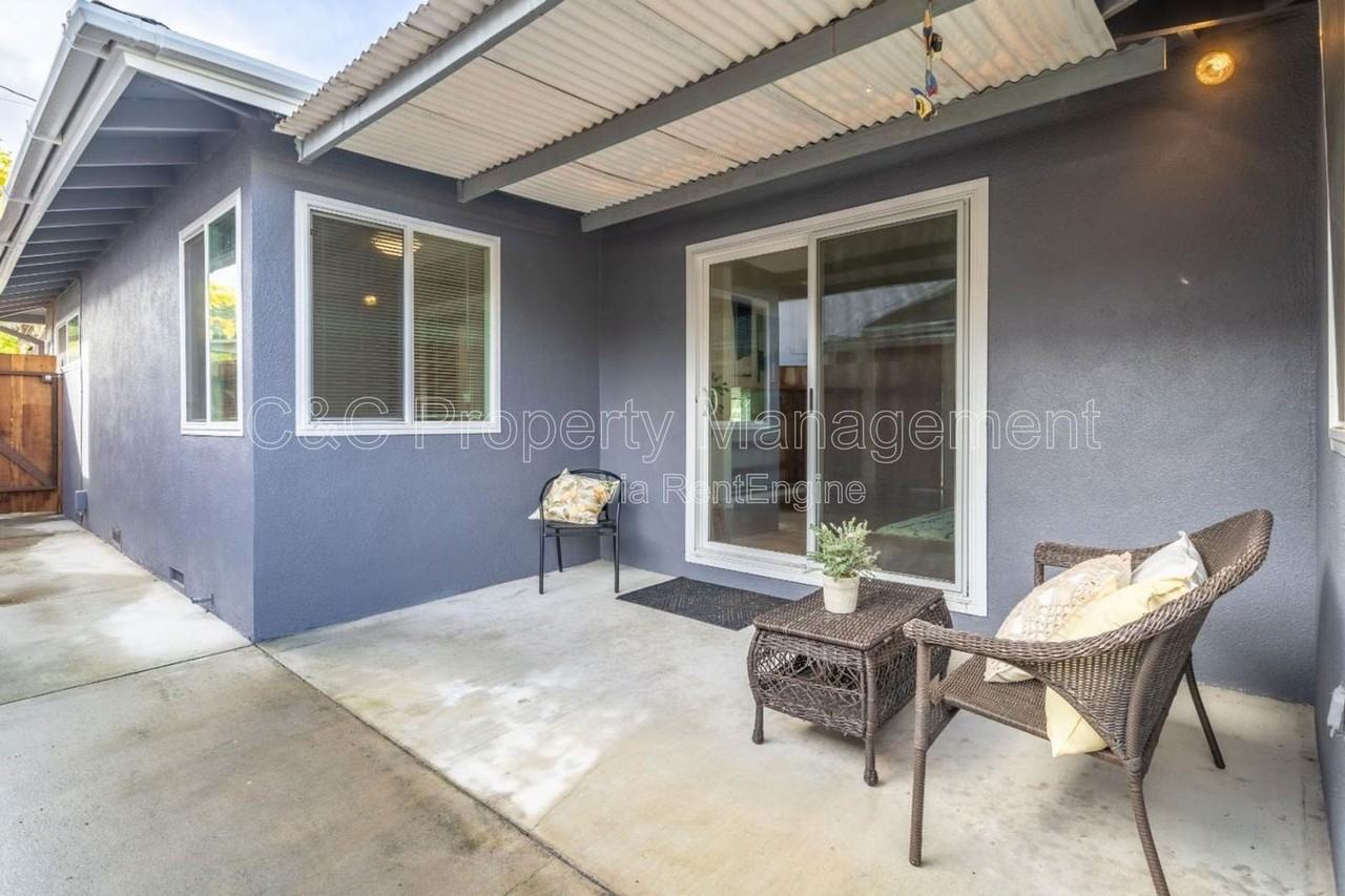 582 Newton St - Photo 2 of 18