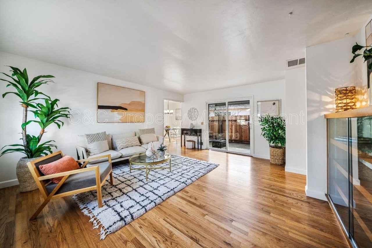 582 Newton St - Photo 3 of 18