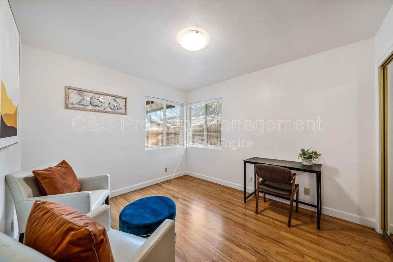 582 Newton St - Photo 7 of 18