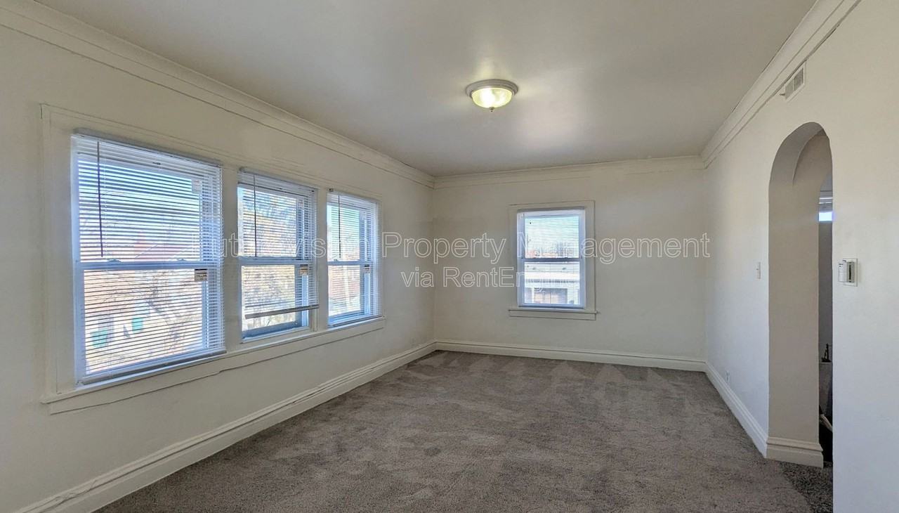 825 W Jefferson St #2 - Photo 2 of 6