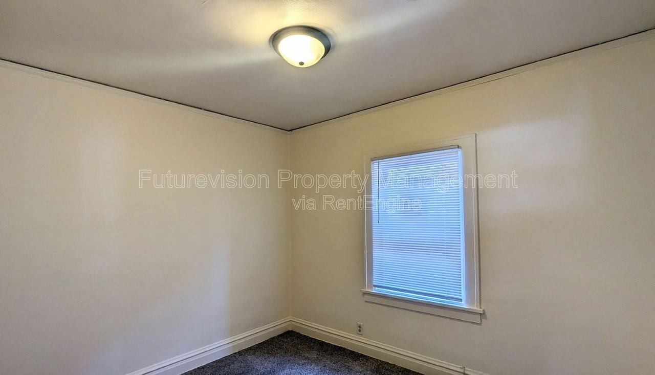 825 W Jefferson St #2 - Photo 4 of 6