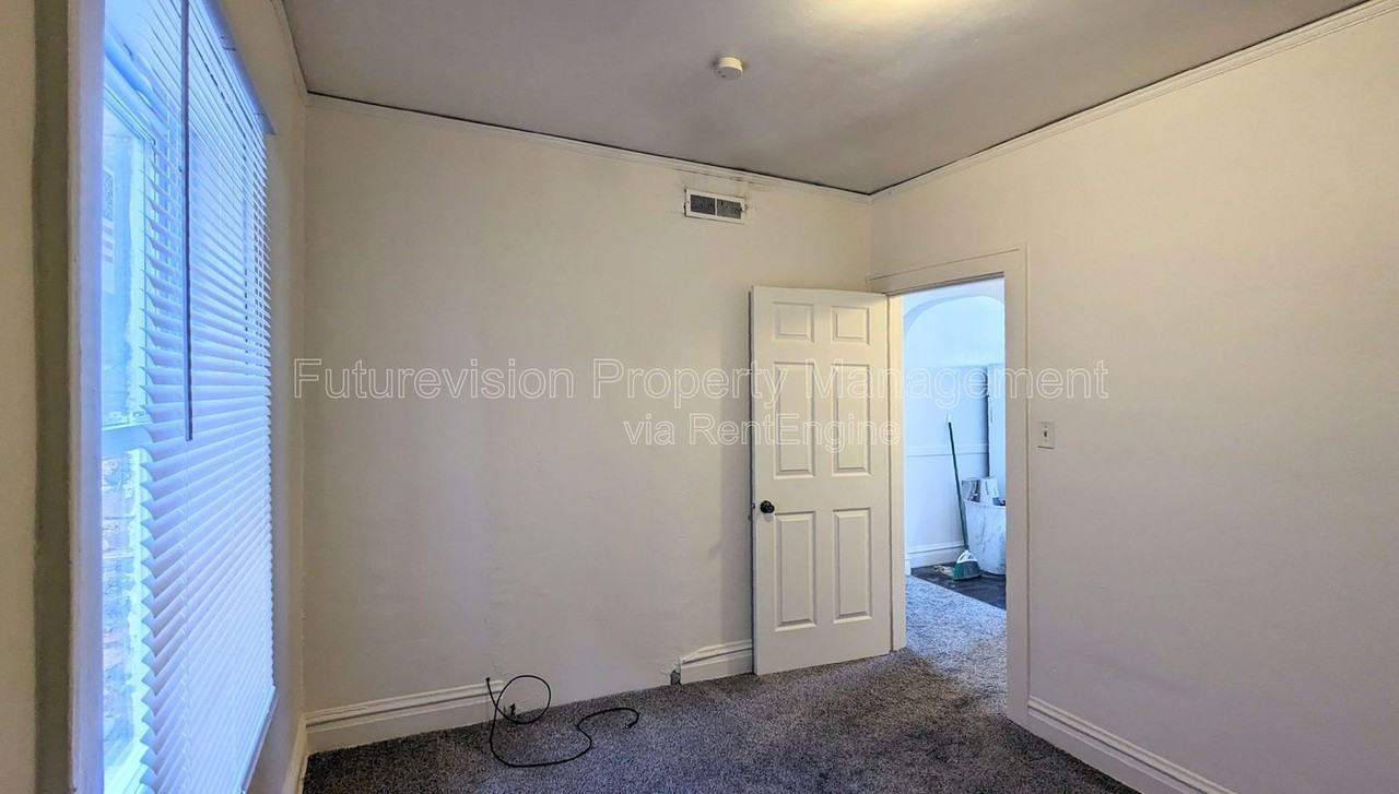 825 W Jefferson St #2 - Photo 5 of 6