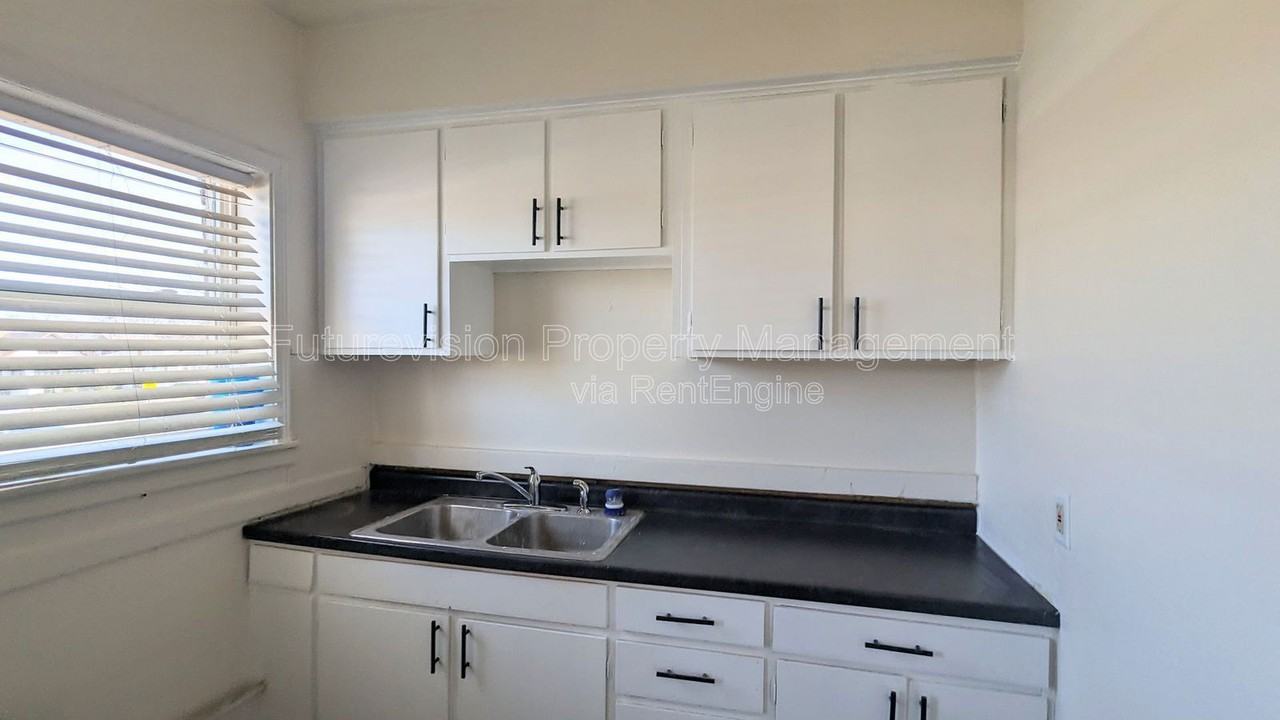 825 W Jefferson St #2 - Photo 6 of 6