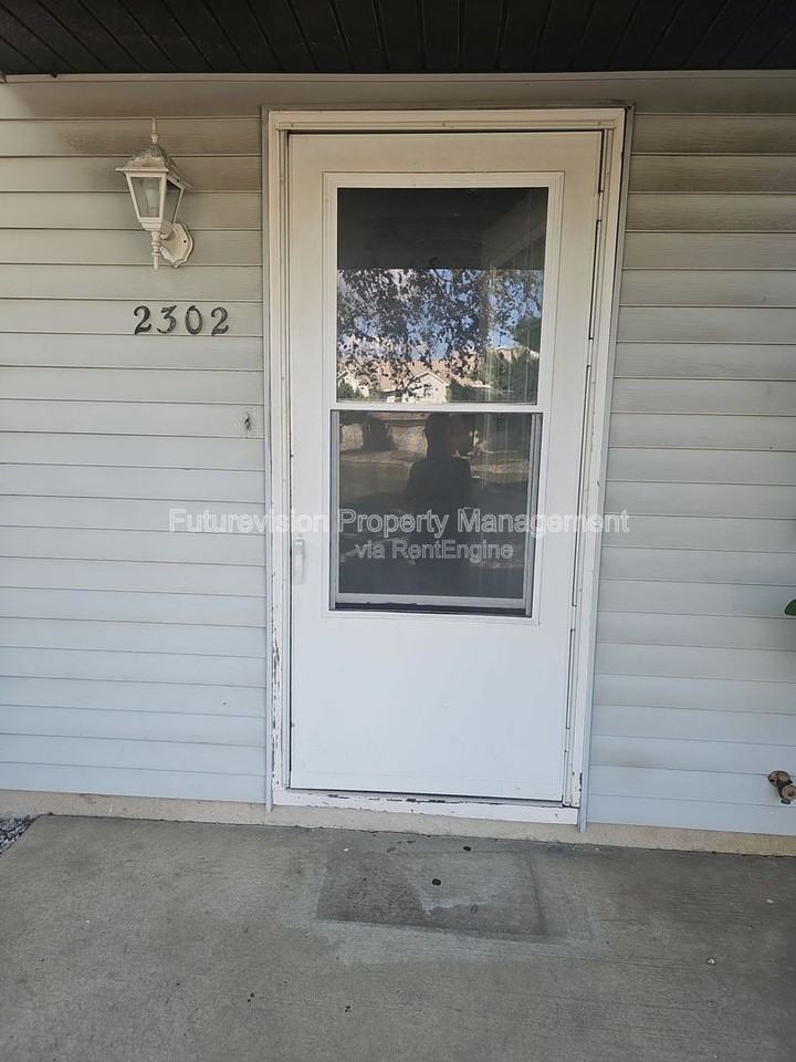 2302 Carnation Dr - Photo 2 of 18