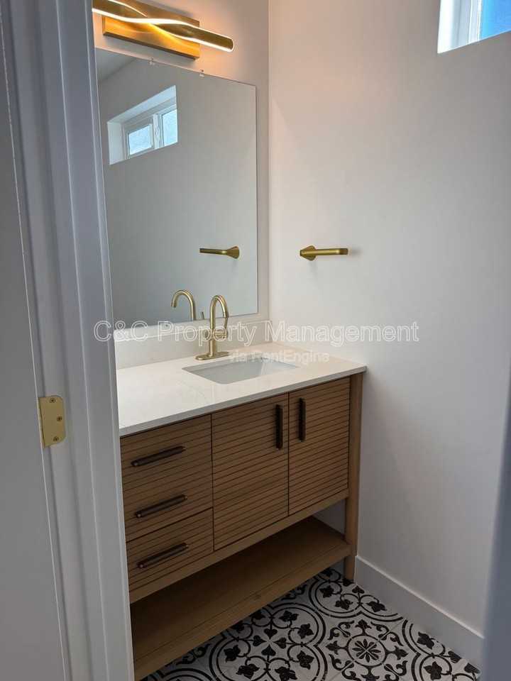 727 2nd St - Photo 5 of 14