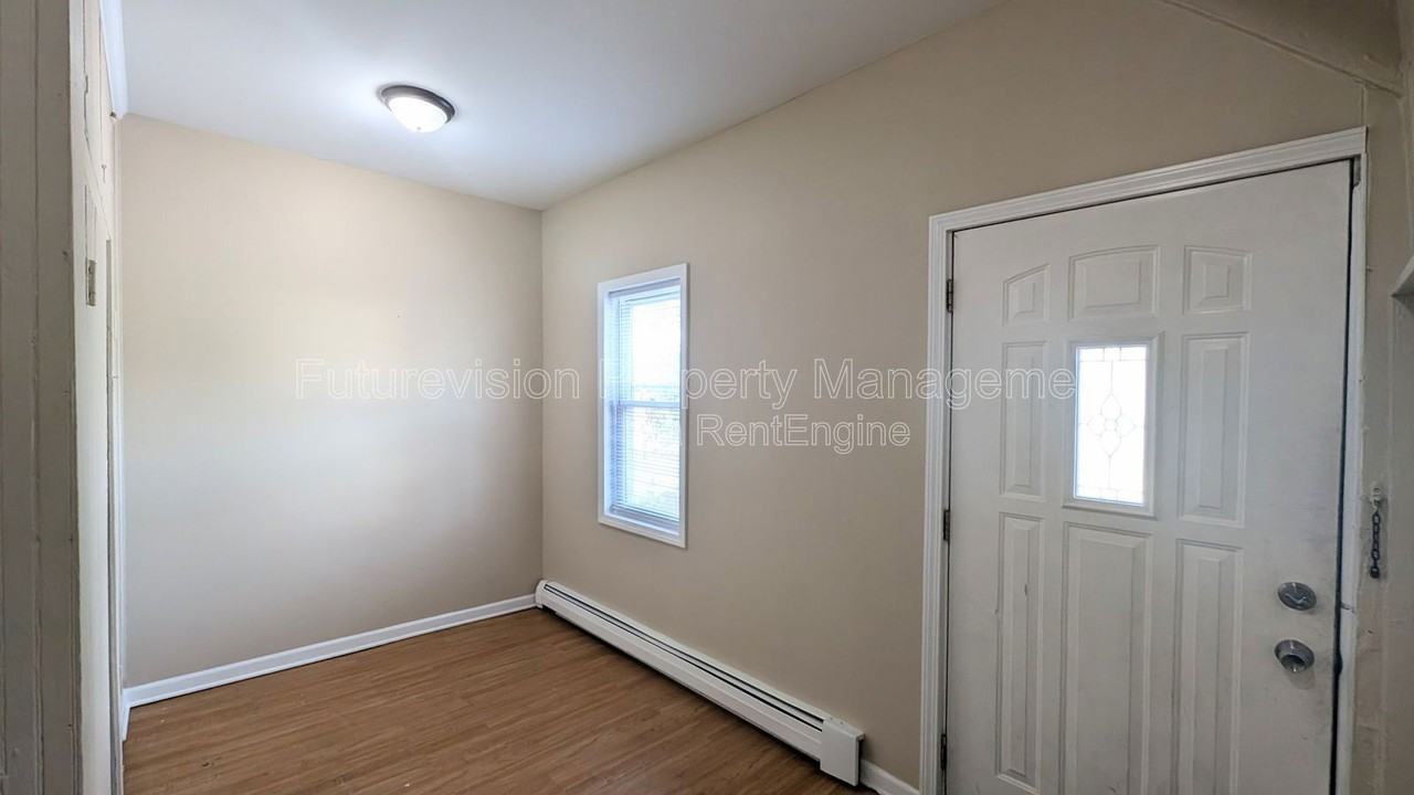 837 N Broadway St #1 - Photo 3 of 12