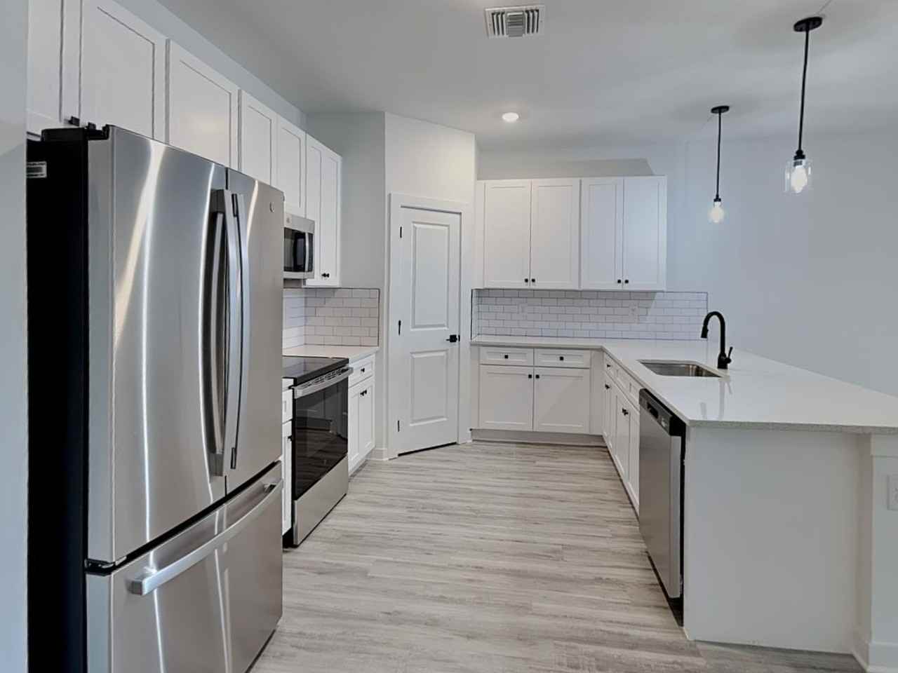 1118 Bismarck Rd - Photo 6 of 39