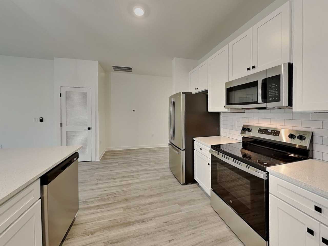 1118 Bismarck Rd - Photo 7 of 39